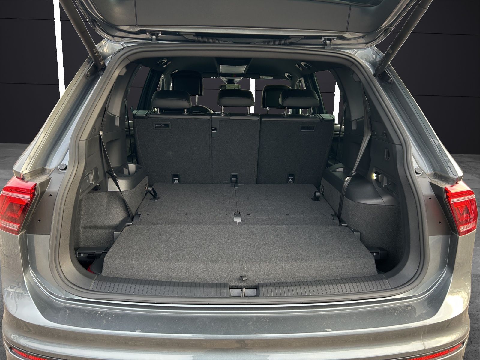 Fahrzeugabbildung Volkswagen Tiguan Allspace R-Line TDI 4M Matrix STH AHK HuD