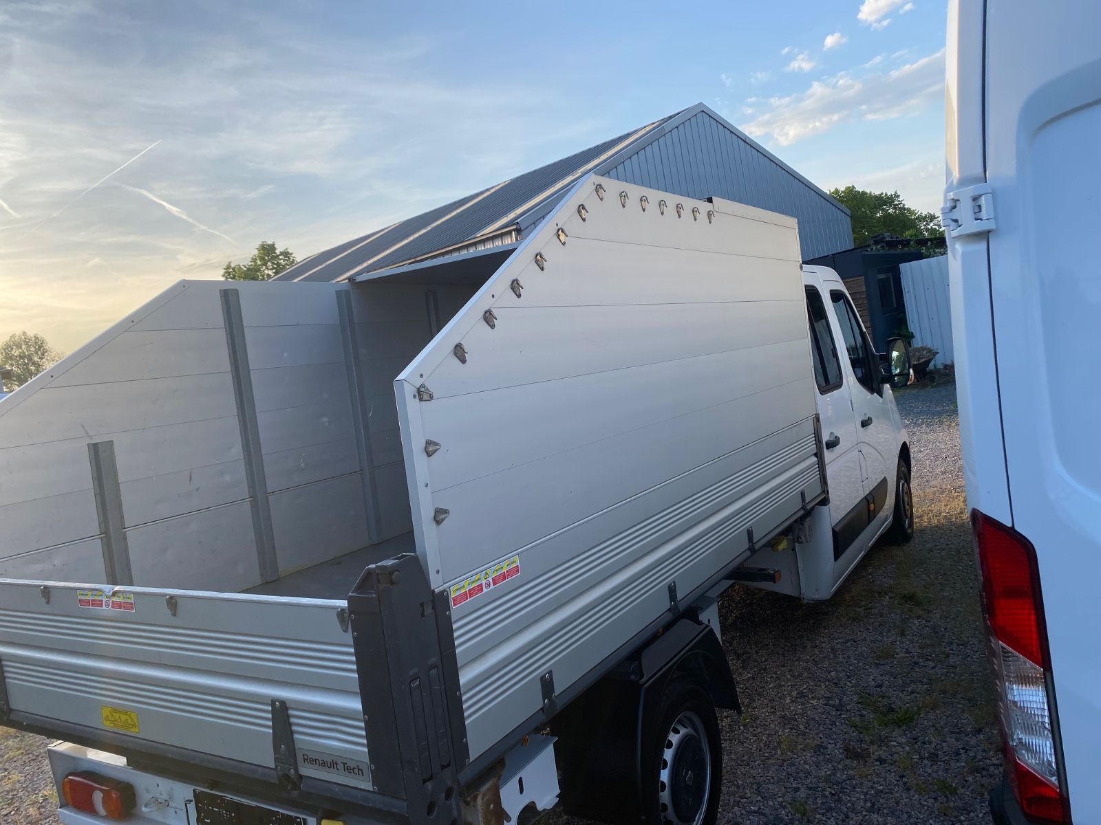 Fahrzeugabbildung Renault MasterIII DoKaDreiseitenkipper,1Hd,Klima,AHK,Kam