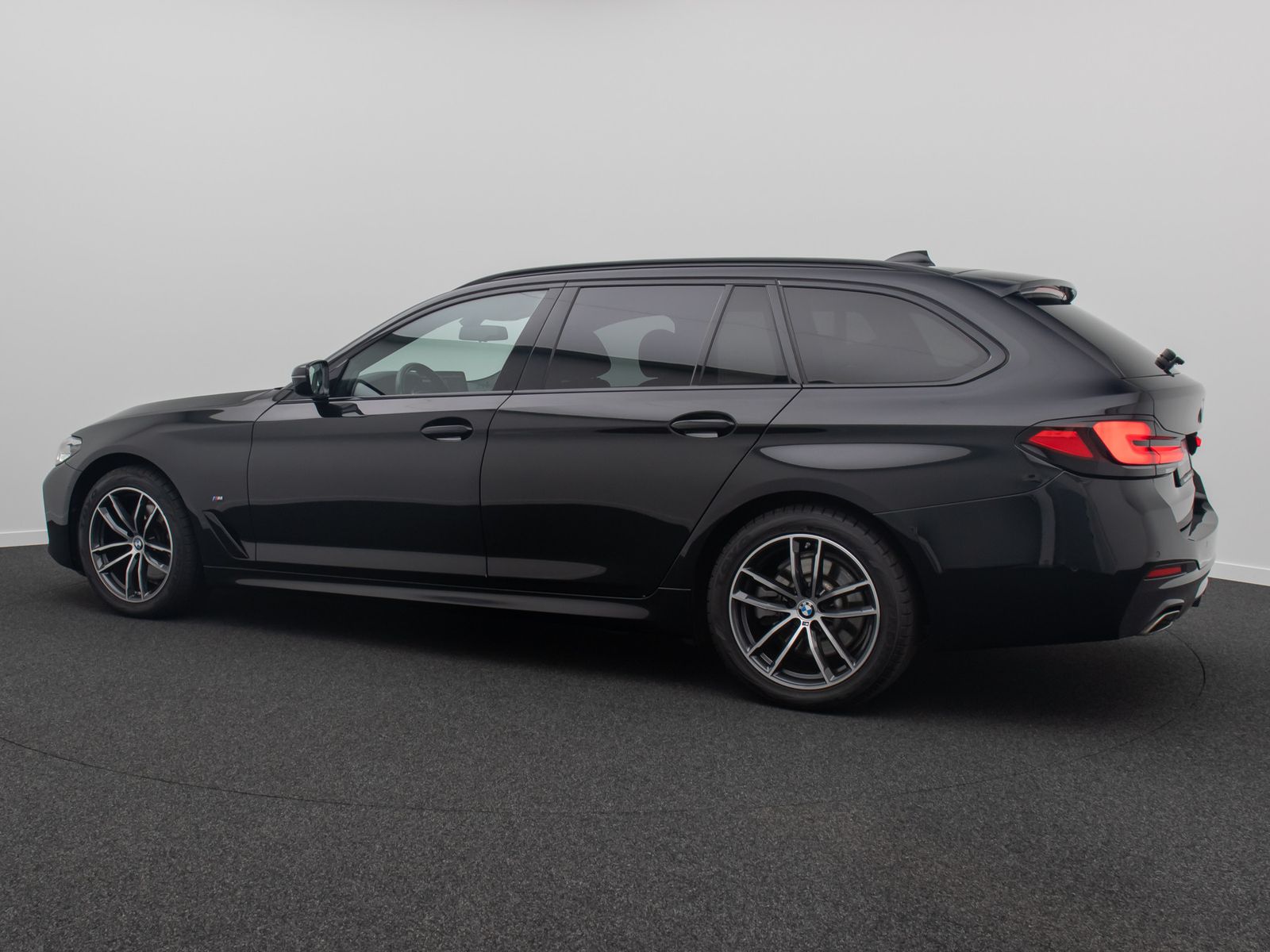 Fahrzeugabbildung BMW 520d xD M Sport Panorama Kamera DAB H/K Alarm