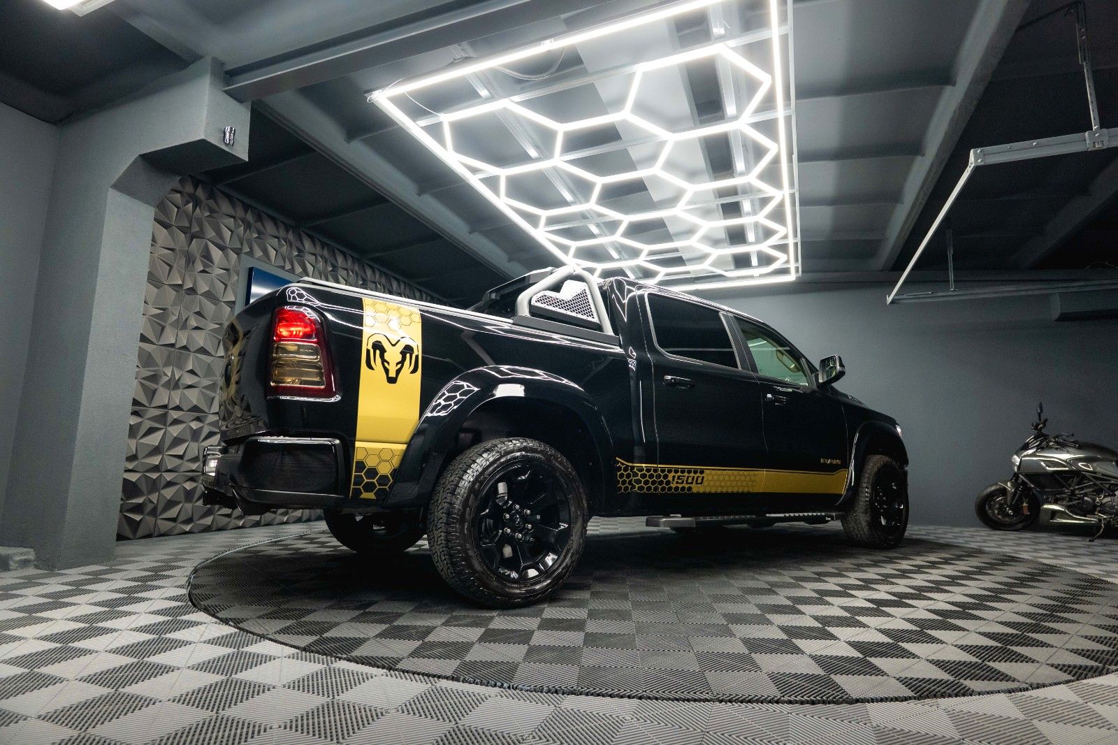 Fahrzeugabbildung Dodge RAM 5.7 V8 HEMI 4x4 OFFROAD Night GOLD EDITION