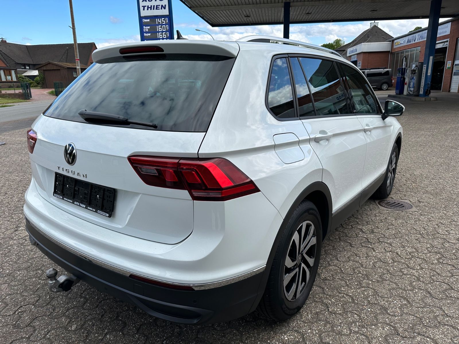 Fahrzeugabbildung Volkswagen Tiguan 2.0 TDI Active AHK/Navi/LED/SHZG/ACC