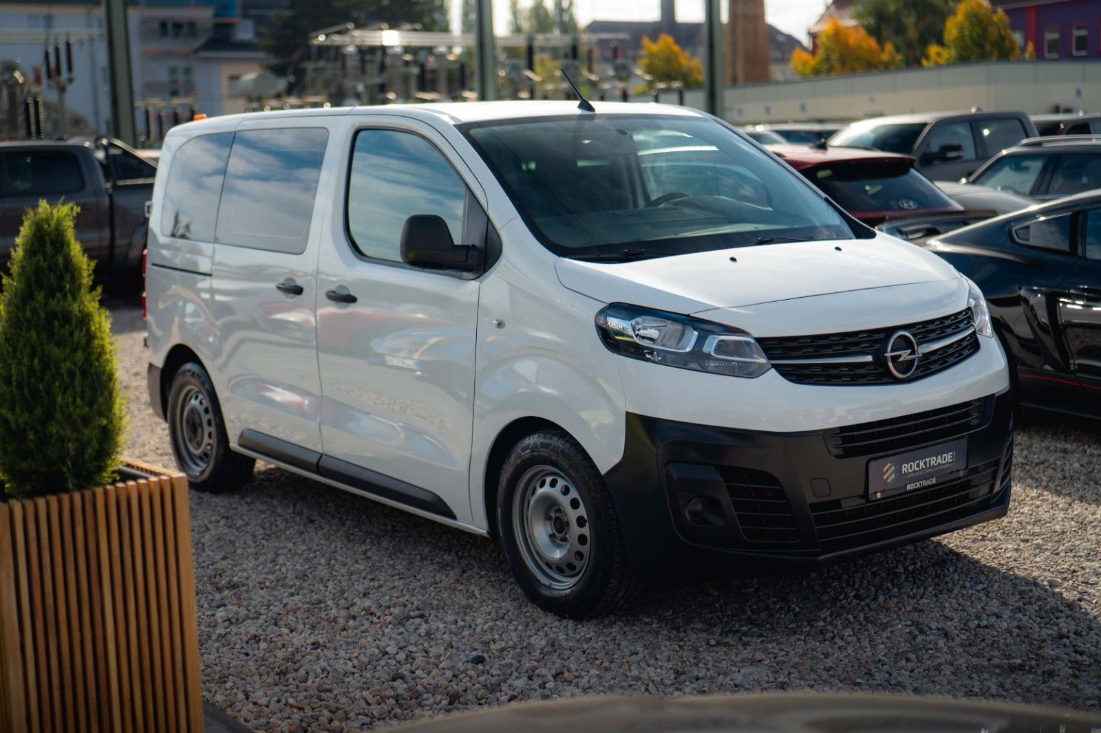 Fahrzeugabbildung Opel Vivaro Kombi S | 9 Sitze | Klima | DAB | TÜV NEU