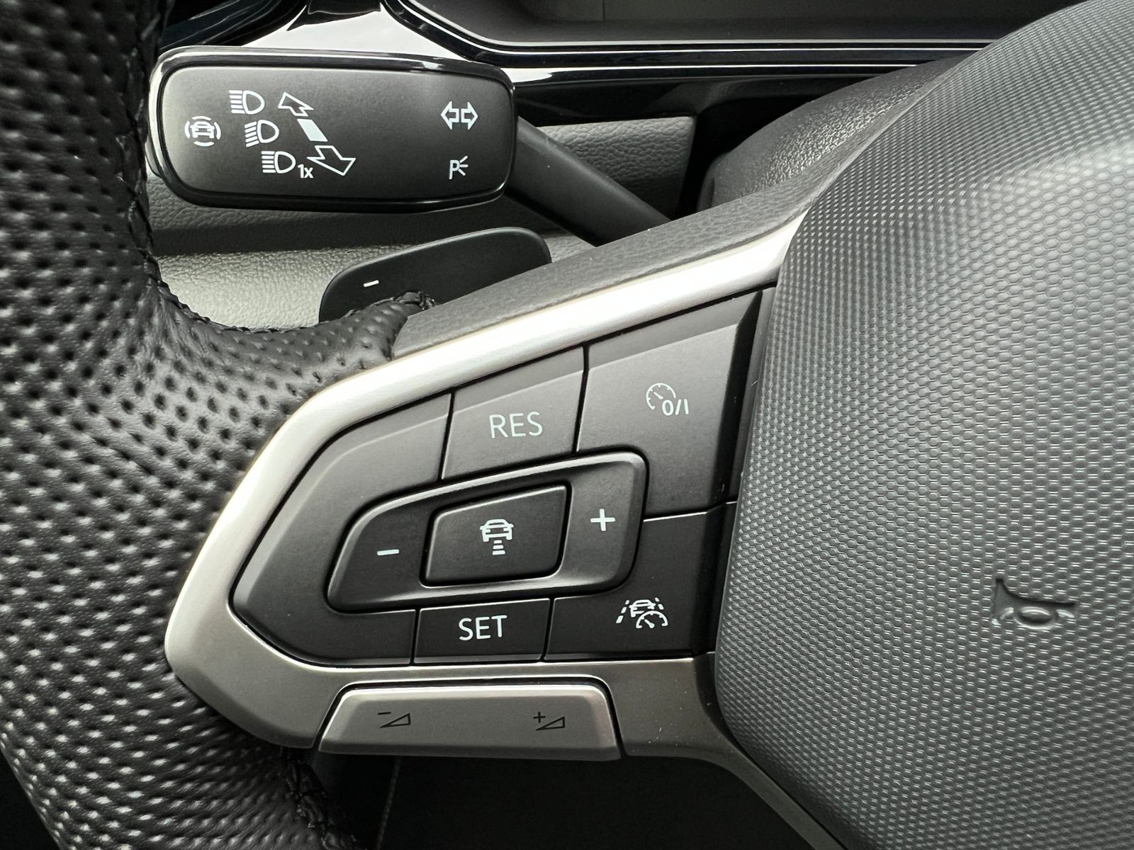 Fahrzeugabbildung Volkswagen T-Roc R-Line 1.5 TSI DSG *Black Style, Pano, 19"