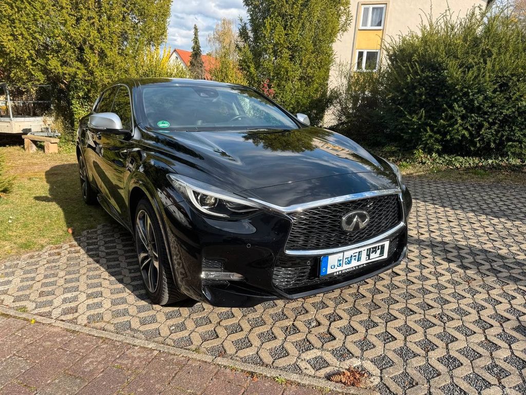 INFINITI Q30