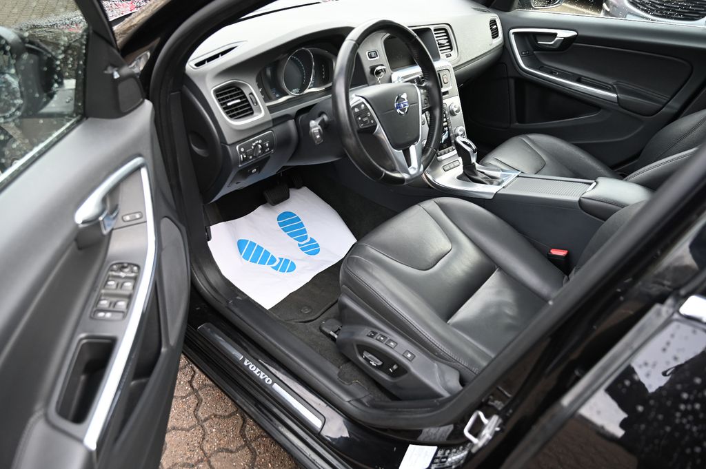 VOLVO V60 Kombi D4 Summum Leder Schiebedach Navi VOLL VOLVO V60 Kombi D4 Summum Leder Schiebedach Navi VOLL