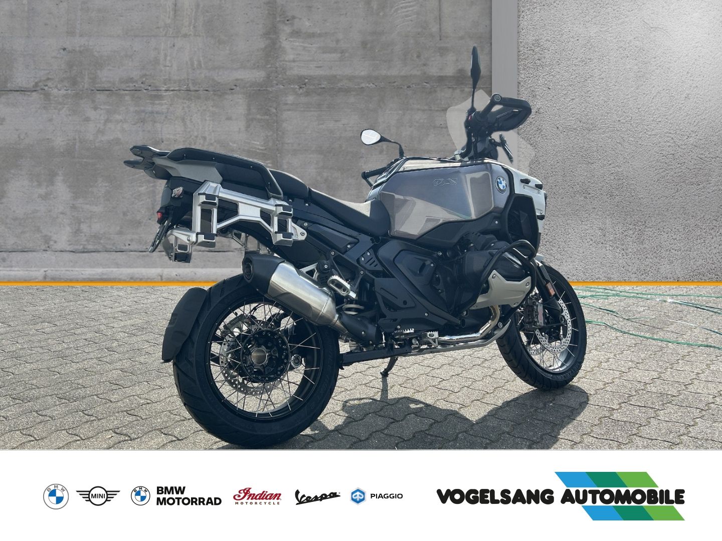 Fahrzeugabbildung BMW R 1300 GS Adventure Triple Black, Touren-Paket,