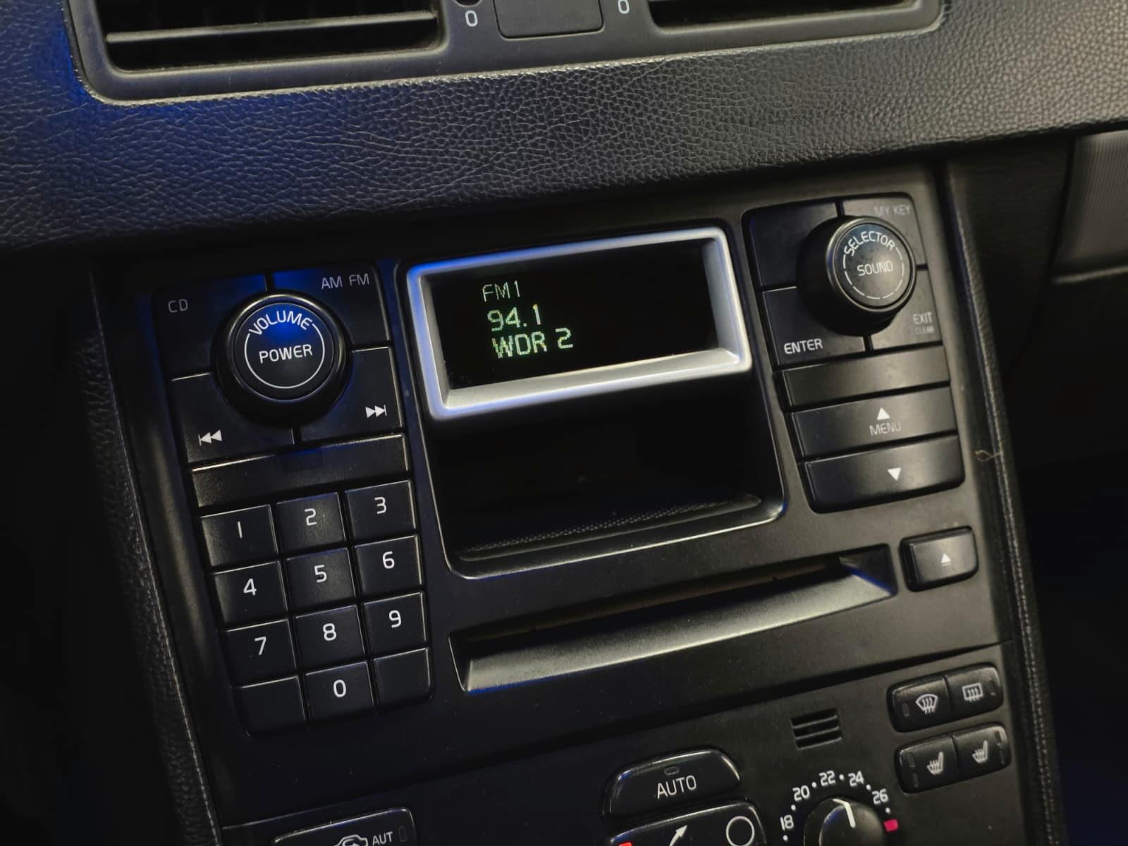 Volvo XC90 D5 Momentum 2.4 5 cyl. 185 ch BVM 4x4 / 172 300 km / Toit ouvrant / Cuir / Distribution neuve / Attelage
