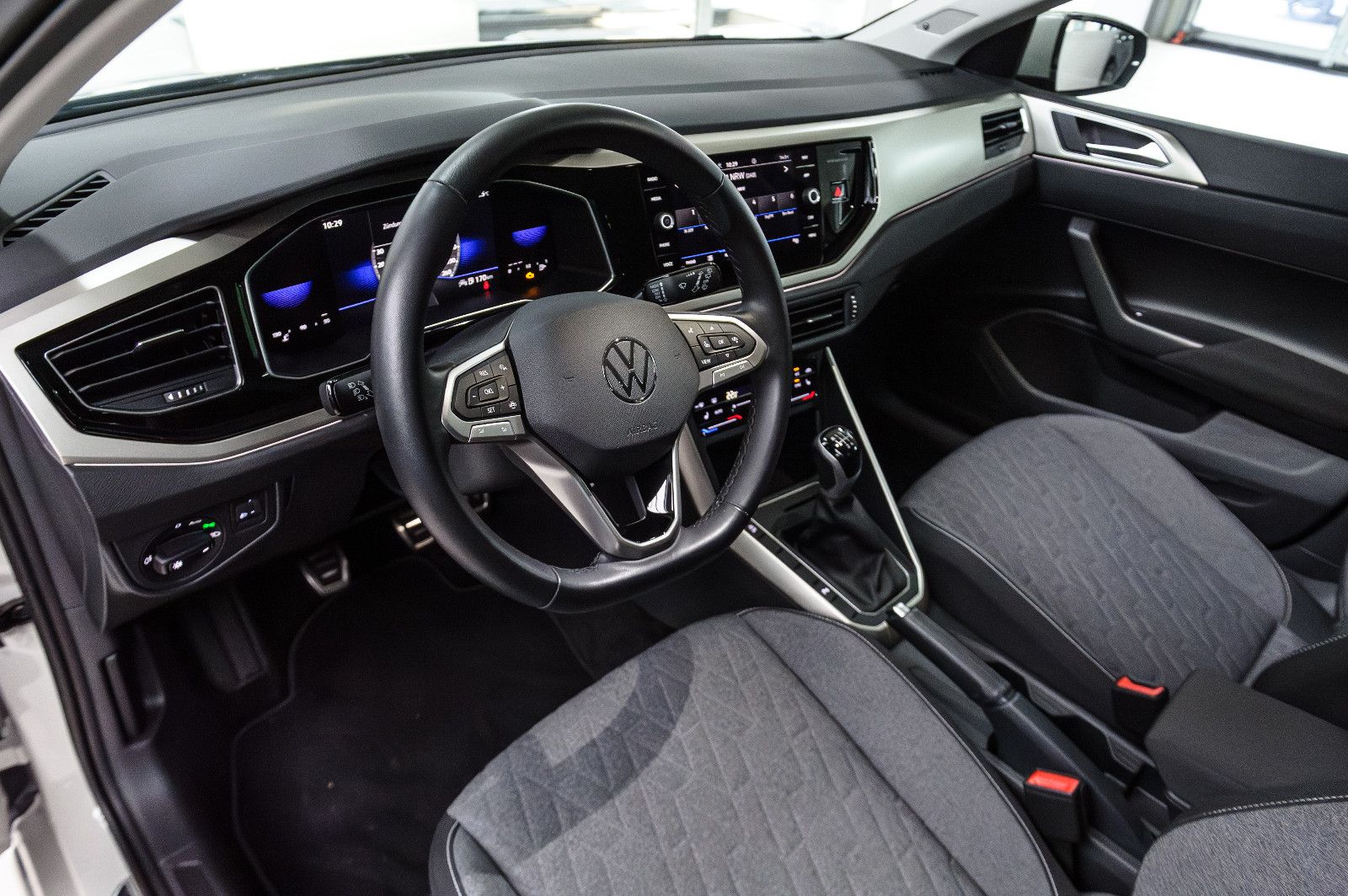 Fahrzeugabbildung Volkswagen Polo VI Move 1.0 LED+APP+BEATS+SHZ+KAMERA