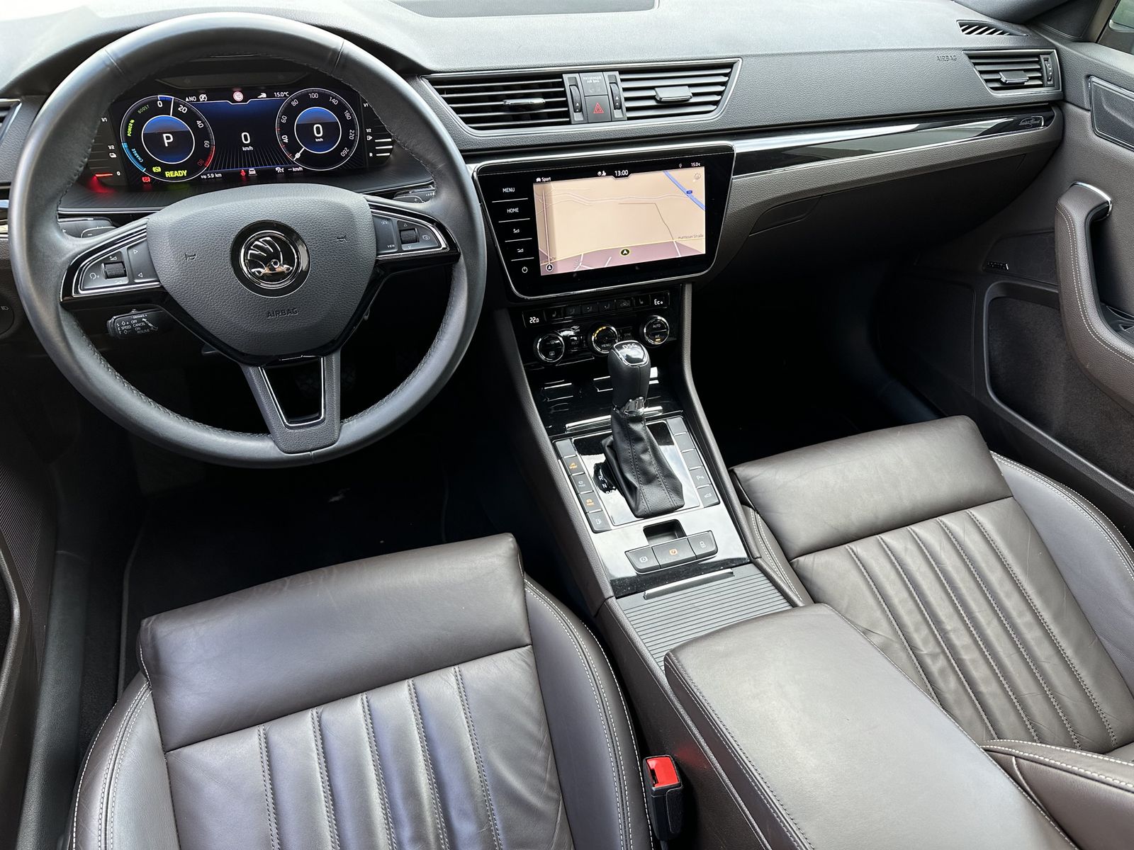 Fahrzeugabbildung SKODA Superb Combi 1.4 TSI iV DSG L&K NAV+MATRIX+VCOCK