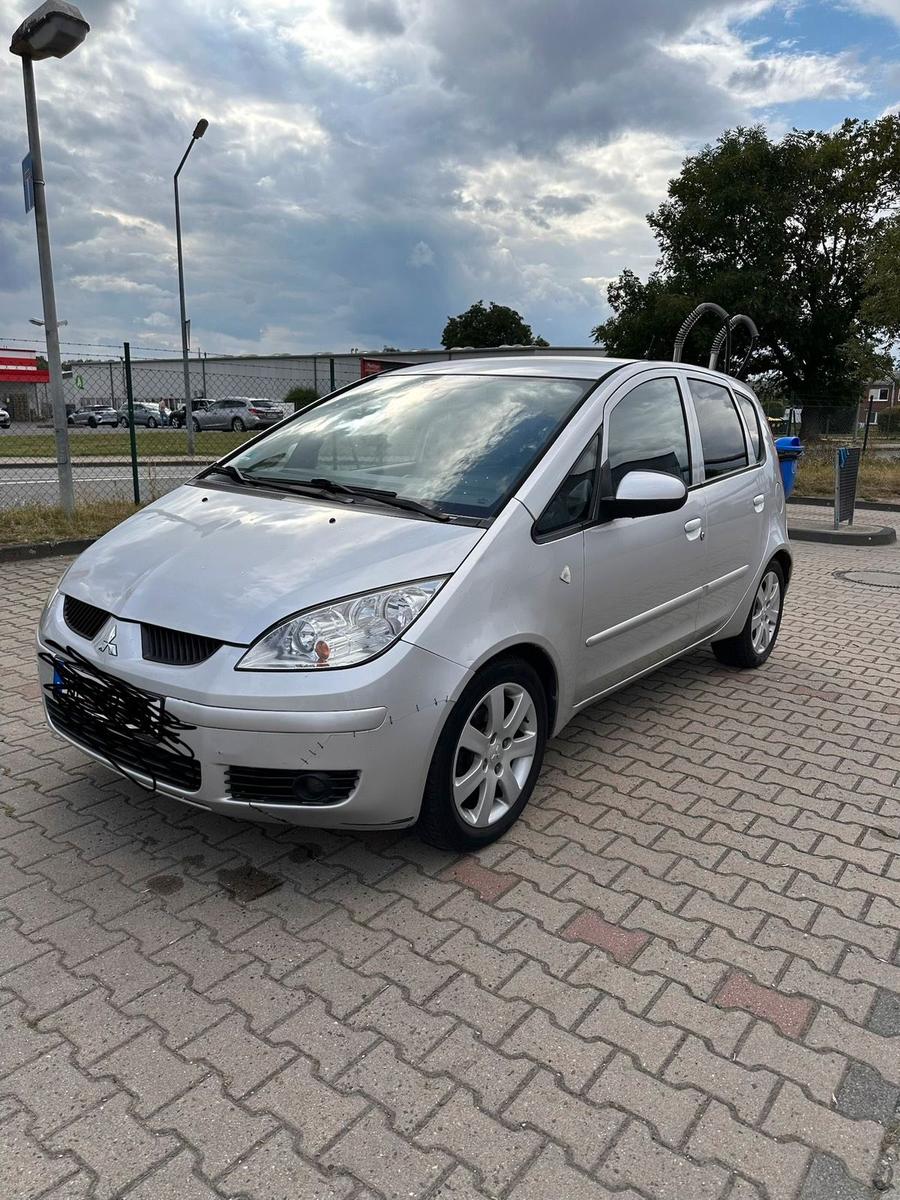 Mitsubishi Colt 2006 — вигляд ззаду