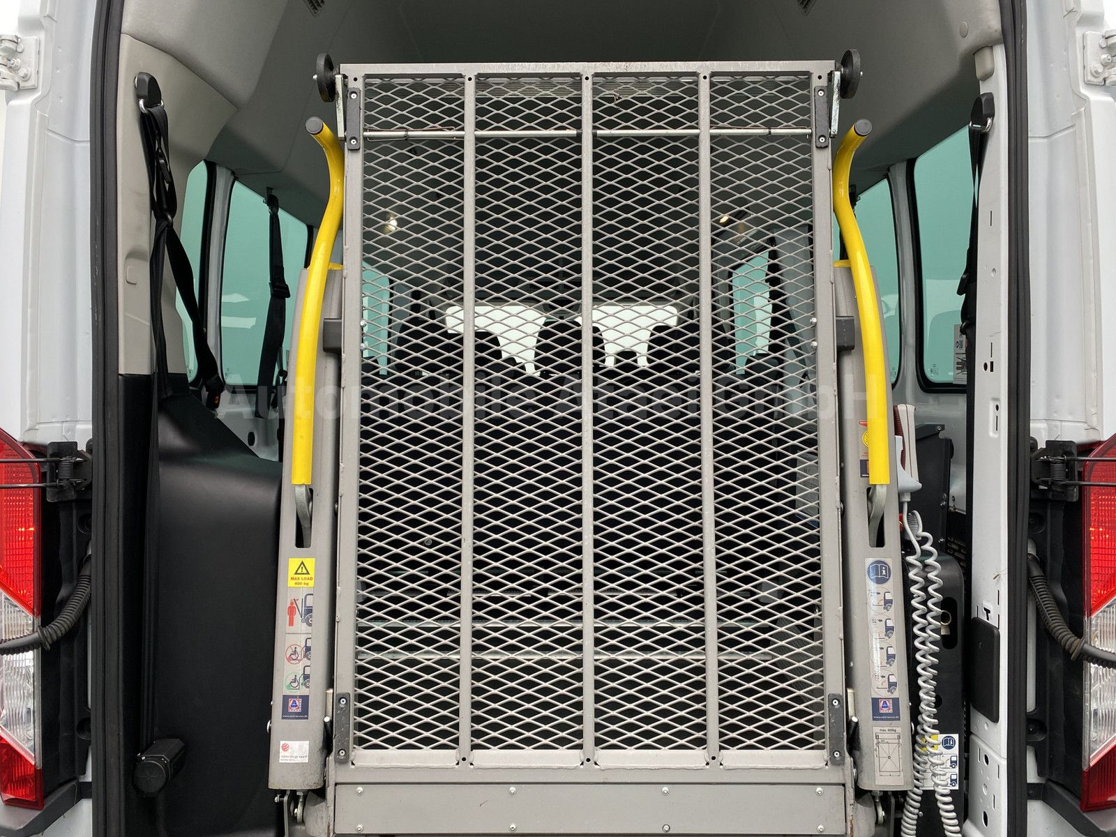 Fahrzeugabbildung Ford Transit 350 *Rollstuhl-Lift* +9-SITZE (4759)