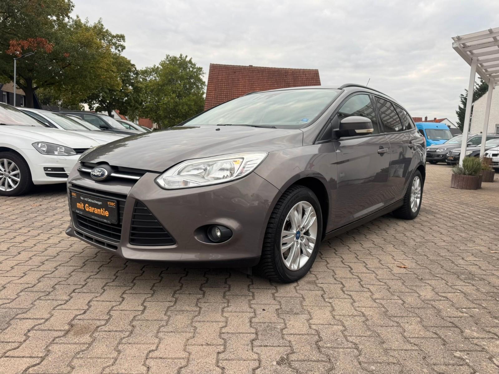 Ford Focus 2011 — салон