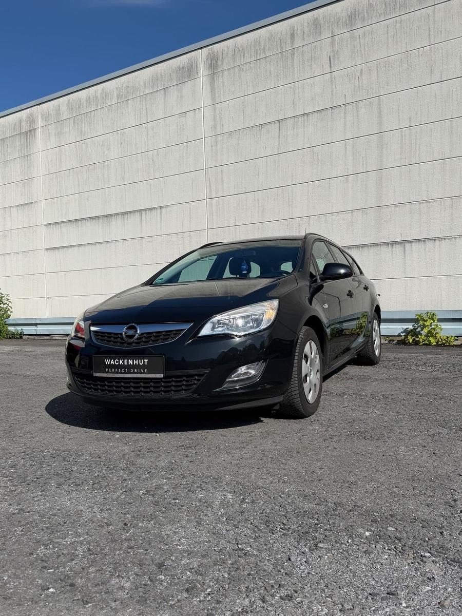 Opel Astra 2012 — interior