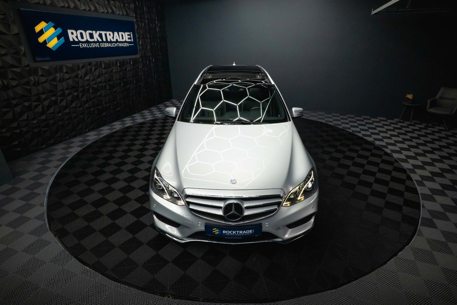 Fahrzeugabbildung Mercedes-Benz E 500 V8 CGI AMG Sport *Airmatic*Pano*ACC*H&K*