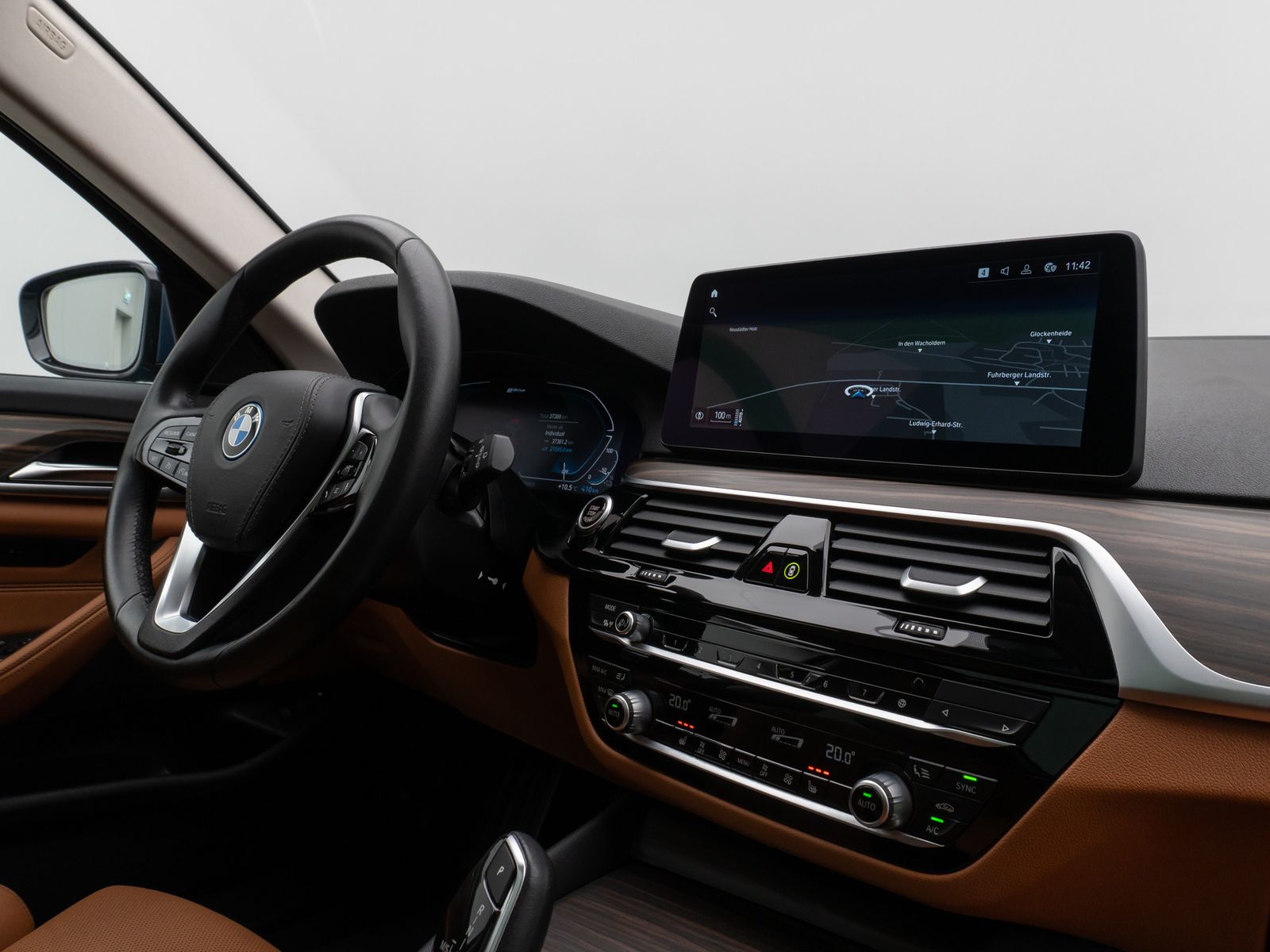 Fahrzeugabbildung BMW 530e Panorama Kamera HUD DAB HiFi Alarm Sport