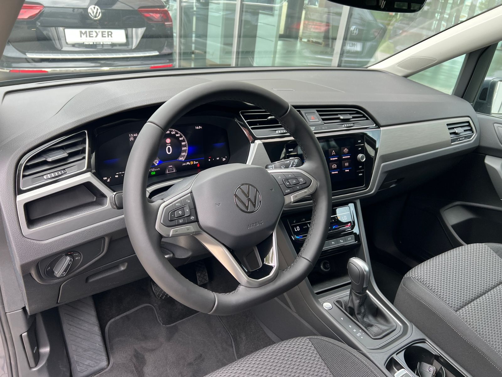 Fahrzeugabbildung Volkswagen Touran Comfortline 1.5 TSI DSG *LED, AHK, 7-Sitz
