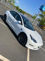 Tesla Model 3 Long Range - achtfach bereift  - Tesla in Duisburg