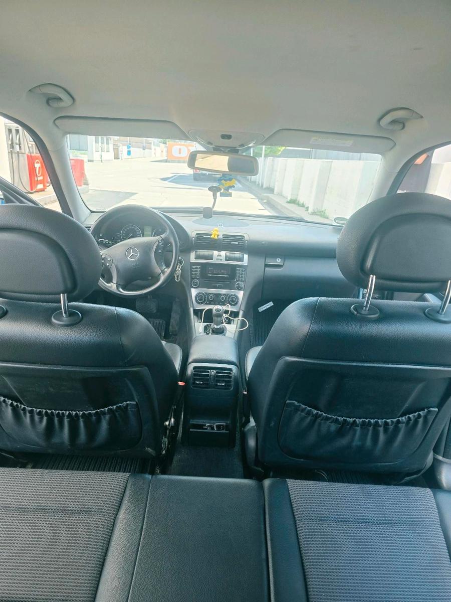 Mercedes-Benz C220 2004 — салон