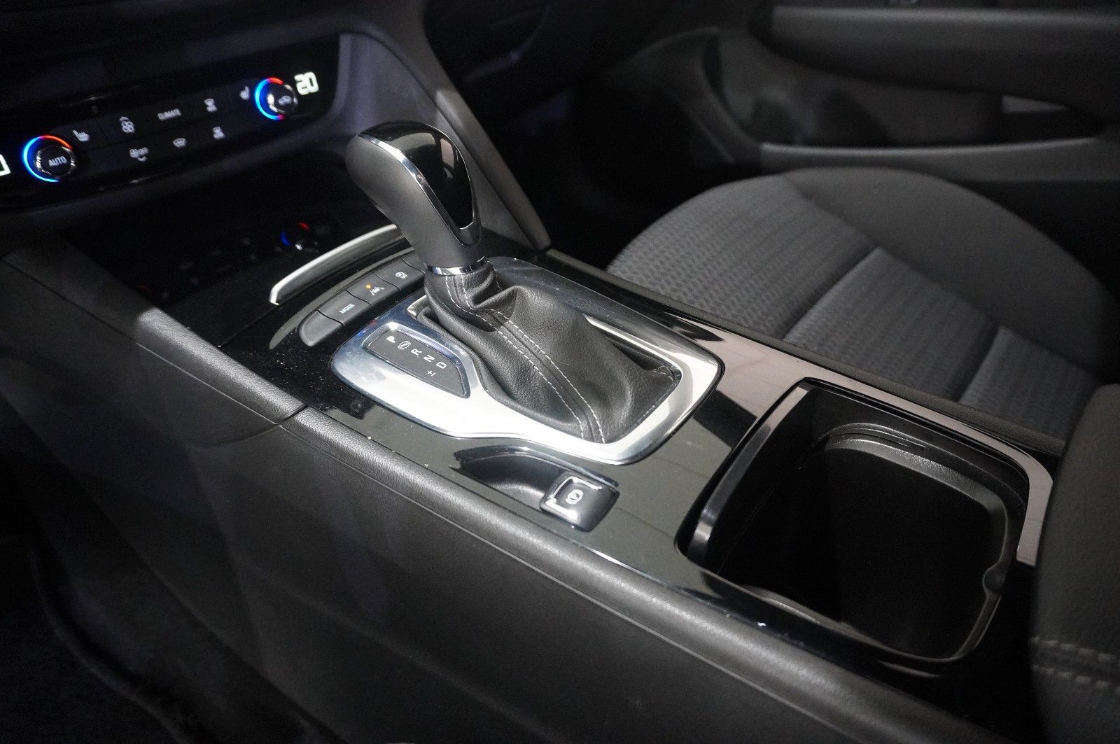Fahrzeugabbildung Opel Insignia B ST 2.0T ELEGANCE NAVI/LED/VIRT./DAB+