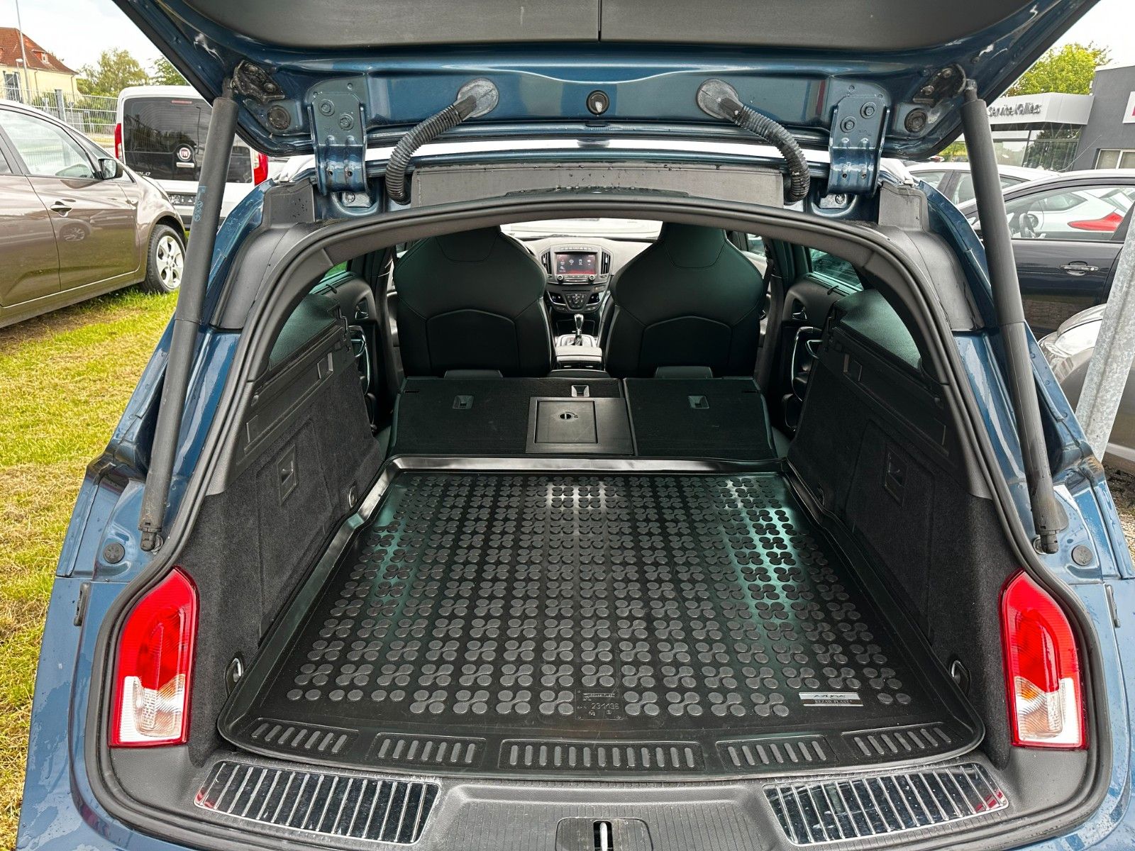 Fahrzeugabbildung Opel Insignia A Sports Tourer Leder Navi Sitzh.,Klima