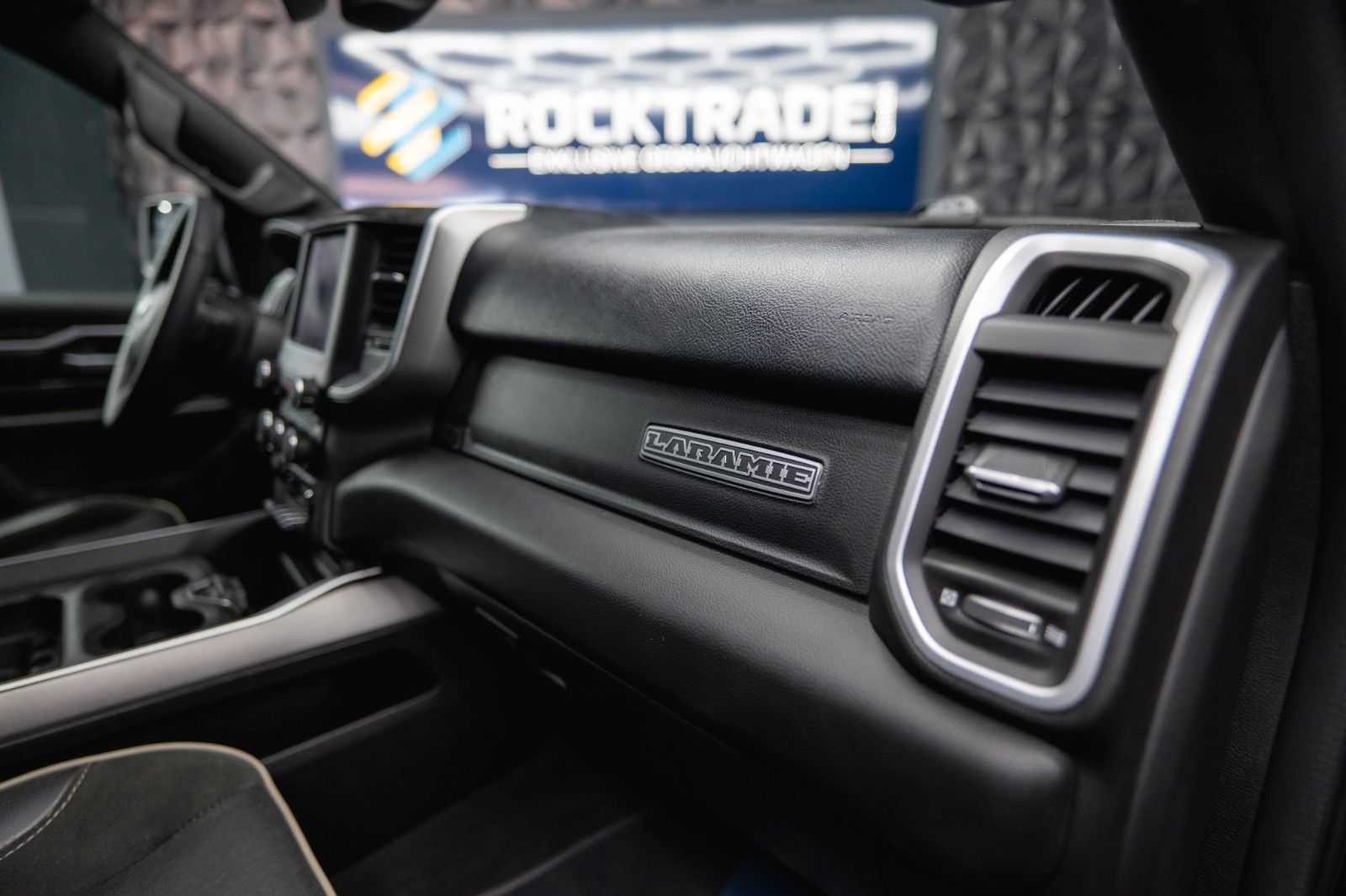 Fahrzeugabbildung Dodge RAM 5.7 V8 HEMI 4x4 Night LARAMIE LONGBED 19%