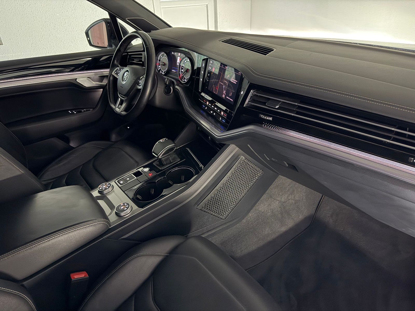 Fahrzeugabbildung Volkswagen Touareg 4Motion R-LINE/DAB+/MATRIX IQ/AHK/21 ZO