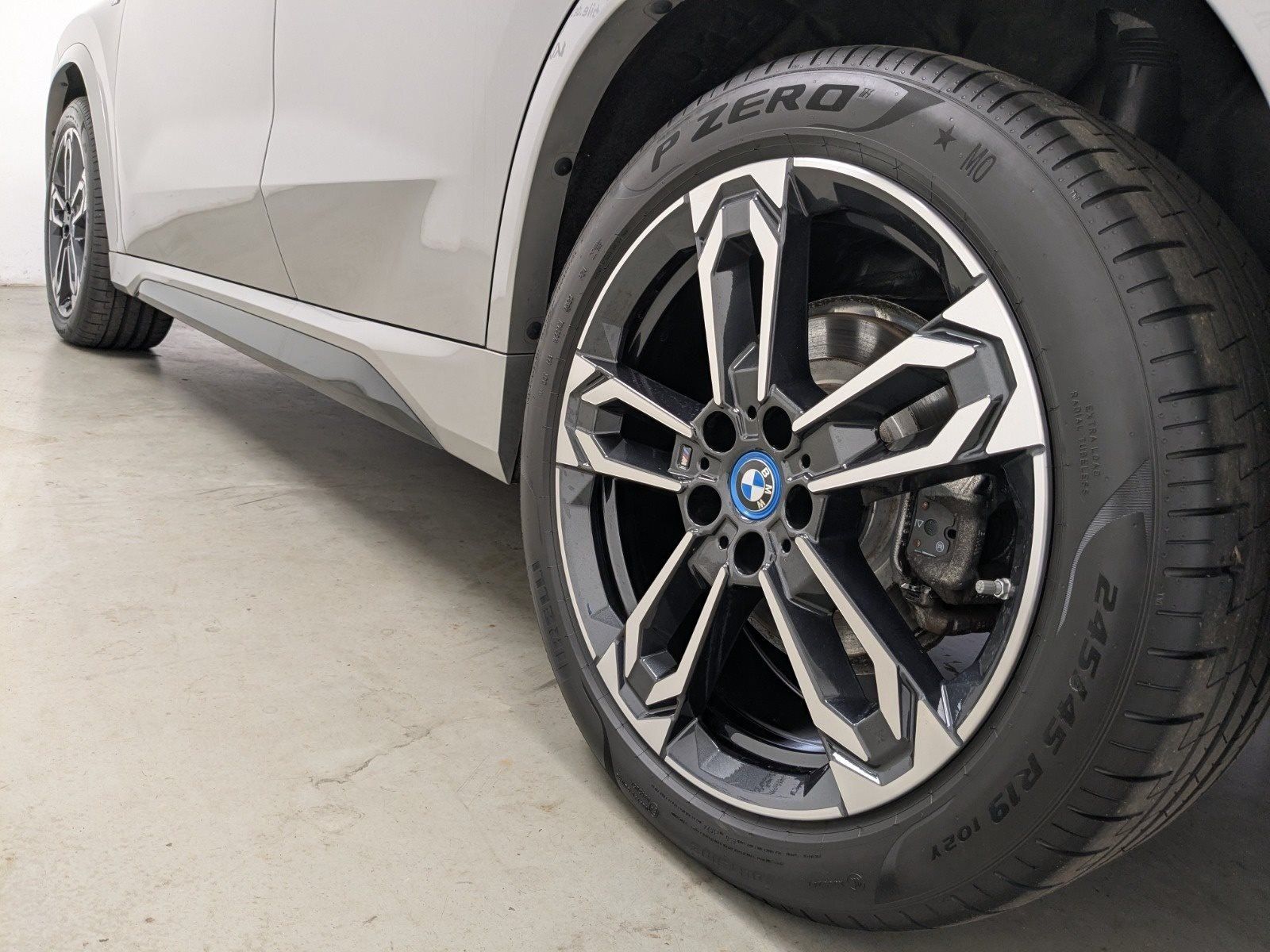 BMW iX1 xDrive30 M Sport HUD PANO ACC AHK DA Prof. 3 foto 16