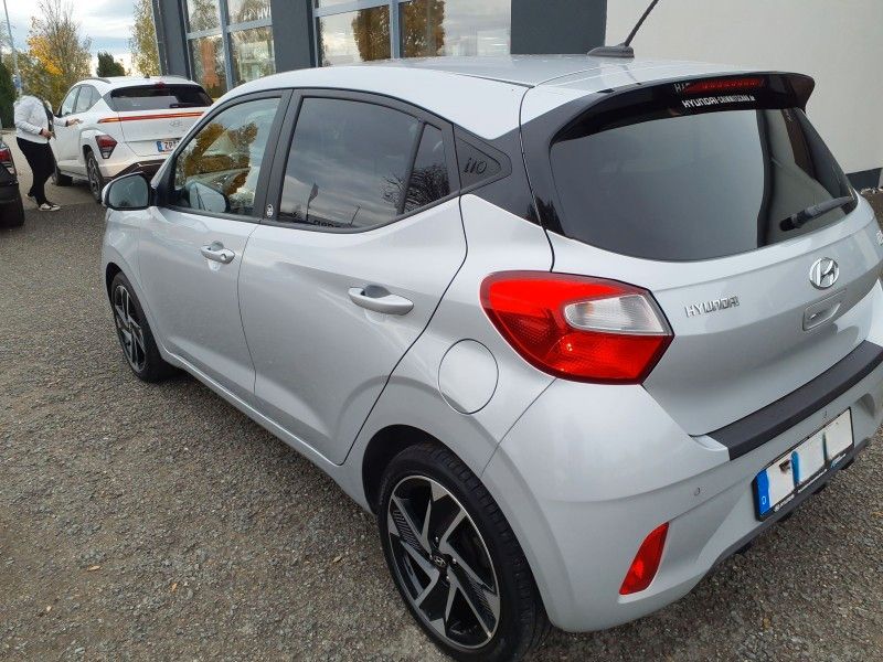 Fahrzeugabbildung Hyundai i10 1.0 EDITION30+ 1HD 2J-GARANTIE 16ALU+NAV+PDC