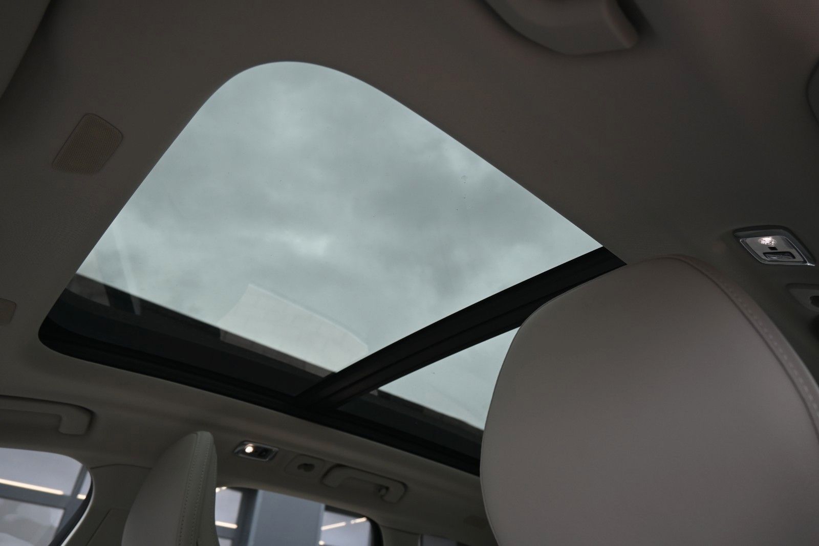 Fahrzeugabbildung Volvo XC60 T8 AWD Momentum Plug-In Hybrid*PANO*BLIS