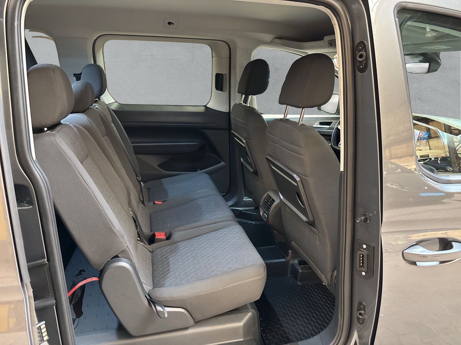 Fahrzeugabbildung Volkswagen Caddy Kombi Maxi 2.0 TDI Life PDC AppConnect SHZ