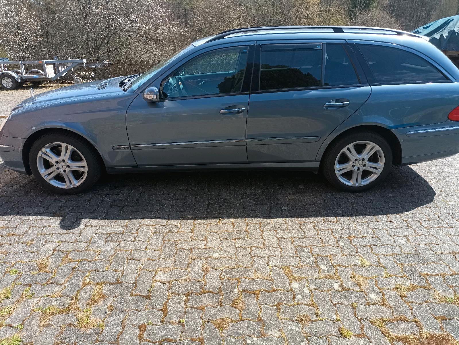 Mercedes-Benz E500 2004 — rear view