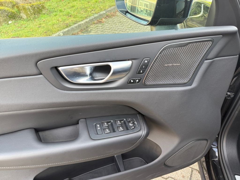 VOLVO XC60 B5 B AWD Ultra Dark Harman/Kardon 360° VOLVO XC60 B5 B AWD Ultra Dark Harman/Kardon 360°