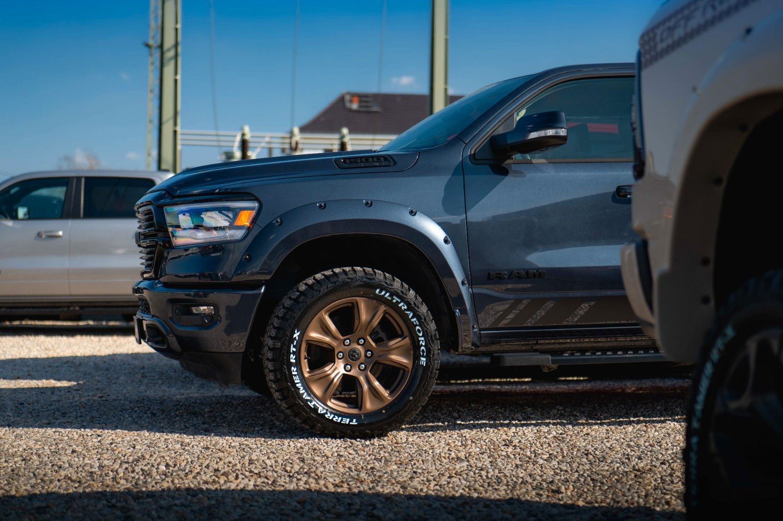 Fahrzeugabbildung Dodge RAM 5.7 V8 HEMI 4x4 Offroad LARAMIE Night 19%