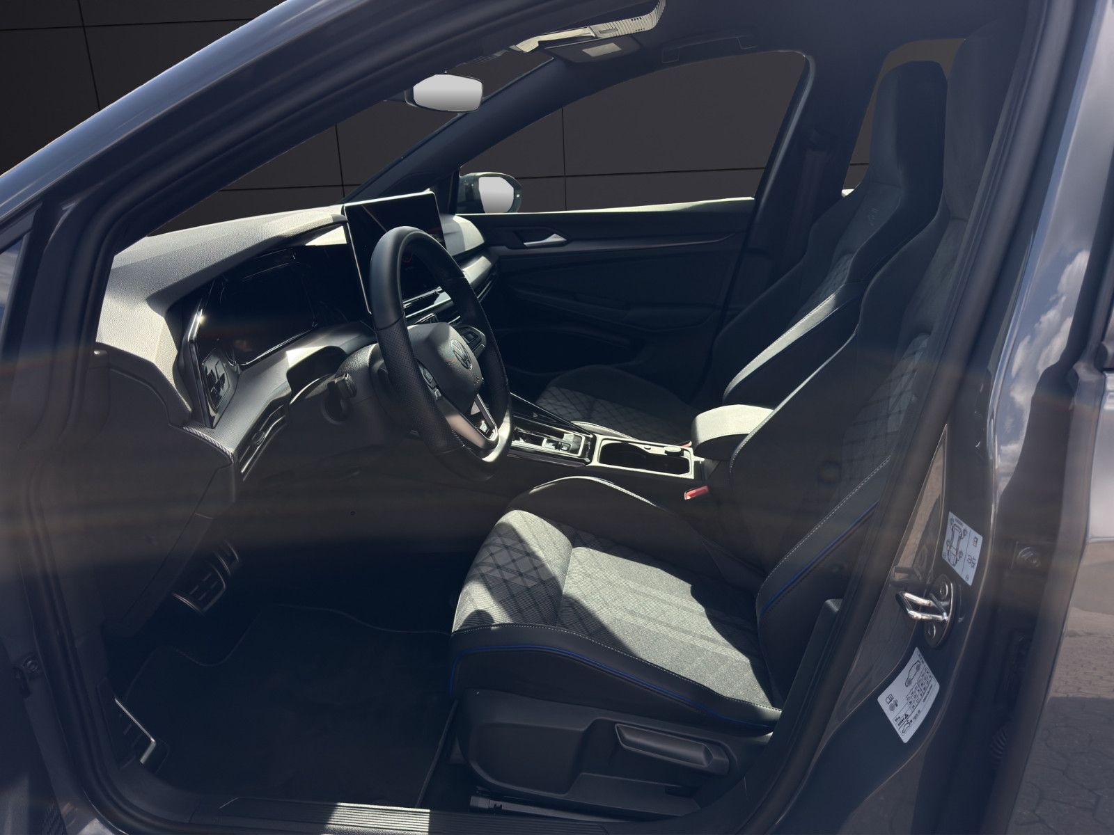 Fahrzeugabbildung Volkswagen Golf VIII R-Line/ACC/Navi/Ambiente/Apple CarPlay