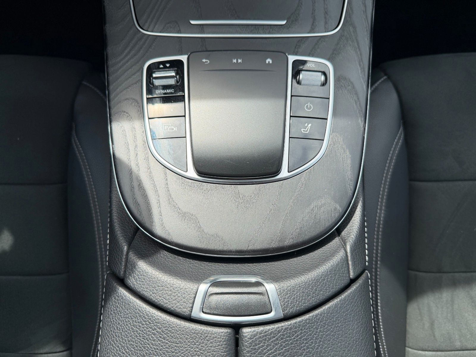 Fahrzeugabbildung Mercedes-Benz E 300e T AMG+Pano+Burm+Distr+HUD+360