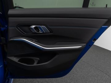 Fahrzeugabbildung BMW 330e Tour M Sport Komfortzugang Kamera 18"M LMR