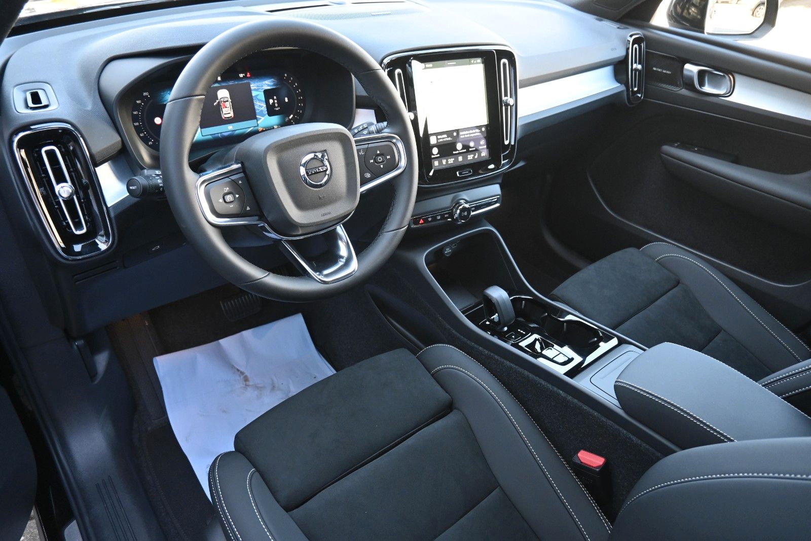 Fahrzeugabbildung Volvo XC40 B4 DKG Plus Dark*STDHZG*360*Pixel*ACC