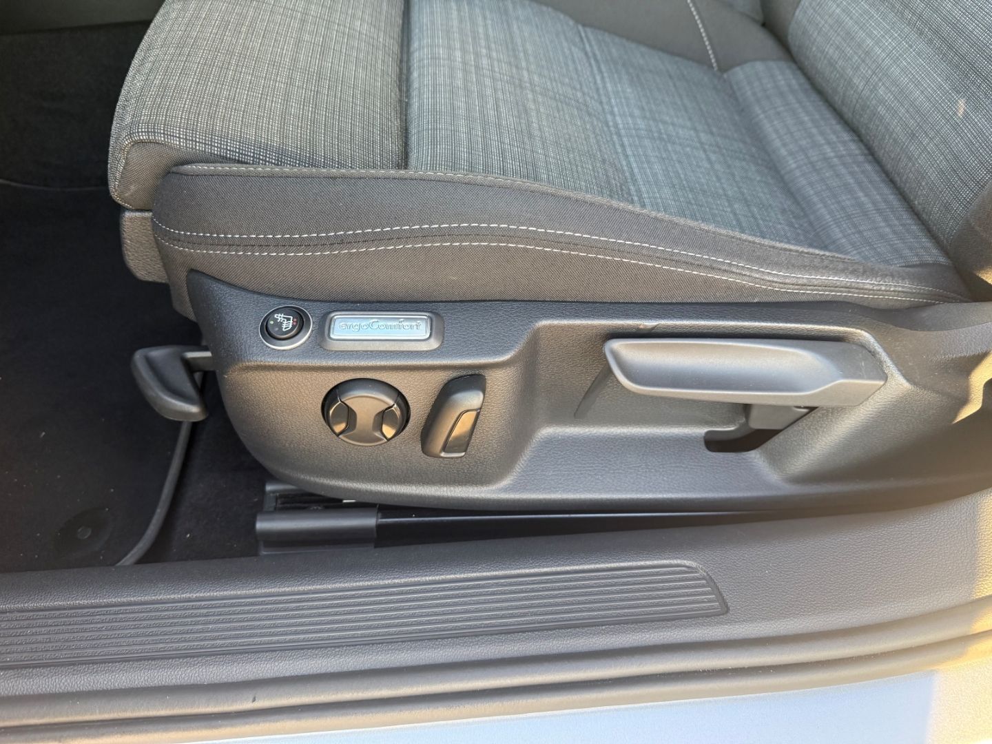 VW Passat Business AHK Navi LED ACC SHZ CarPlay And - Image 12