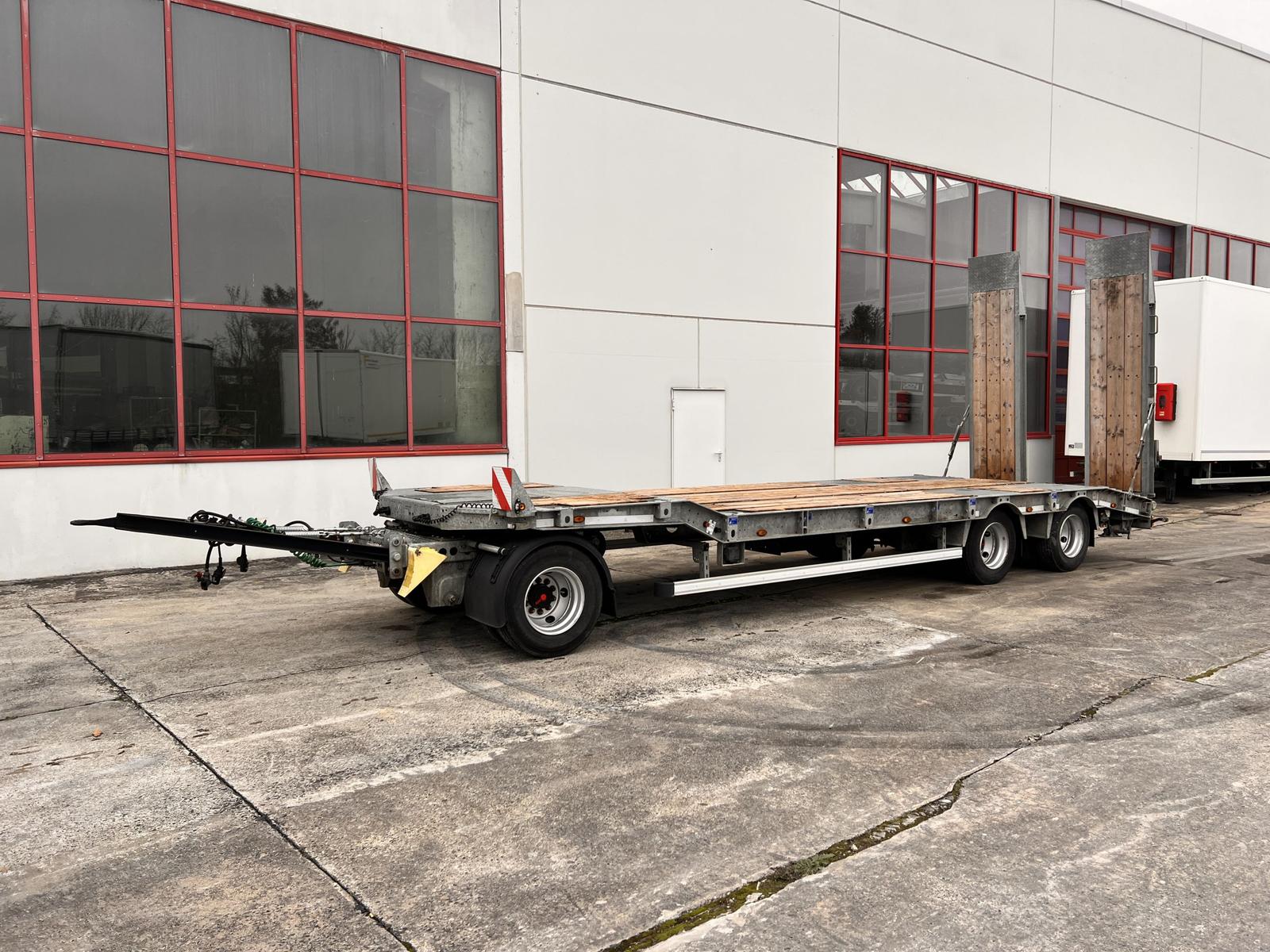Andere  3 Achs Tiefladeranhänger, wenig Benutzt