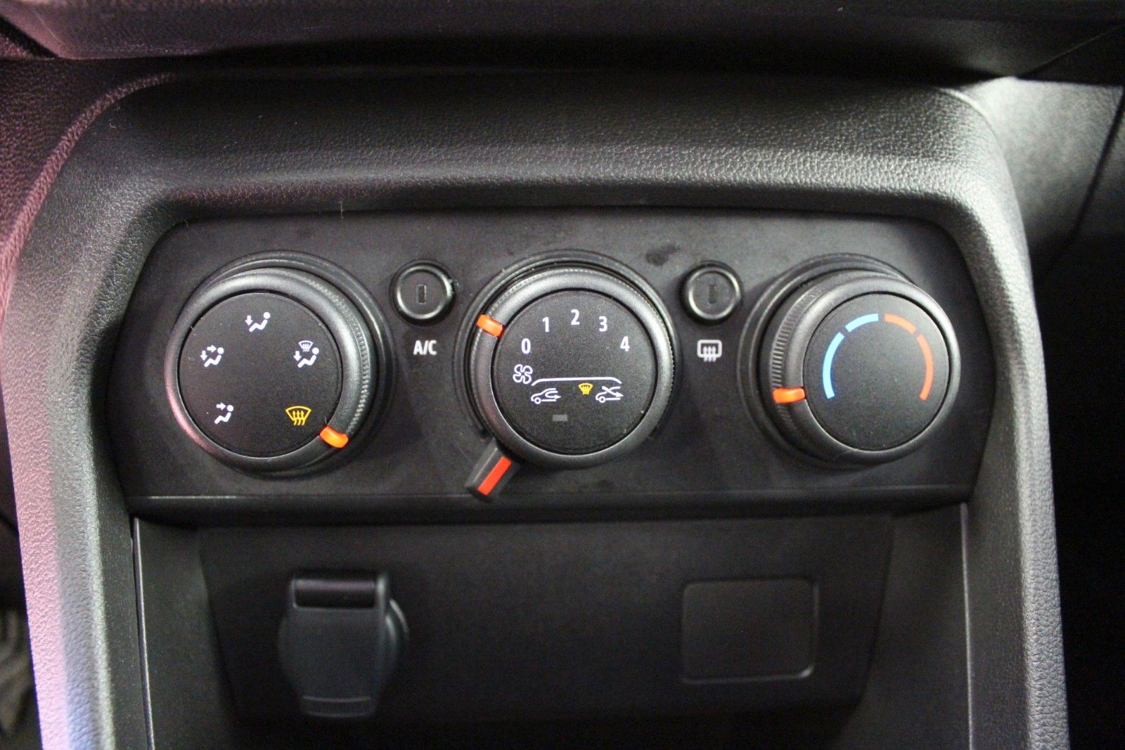 Fahrzeugabbildung Dacia Sandero SCe 65 Essential*Klima*Media Display*