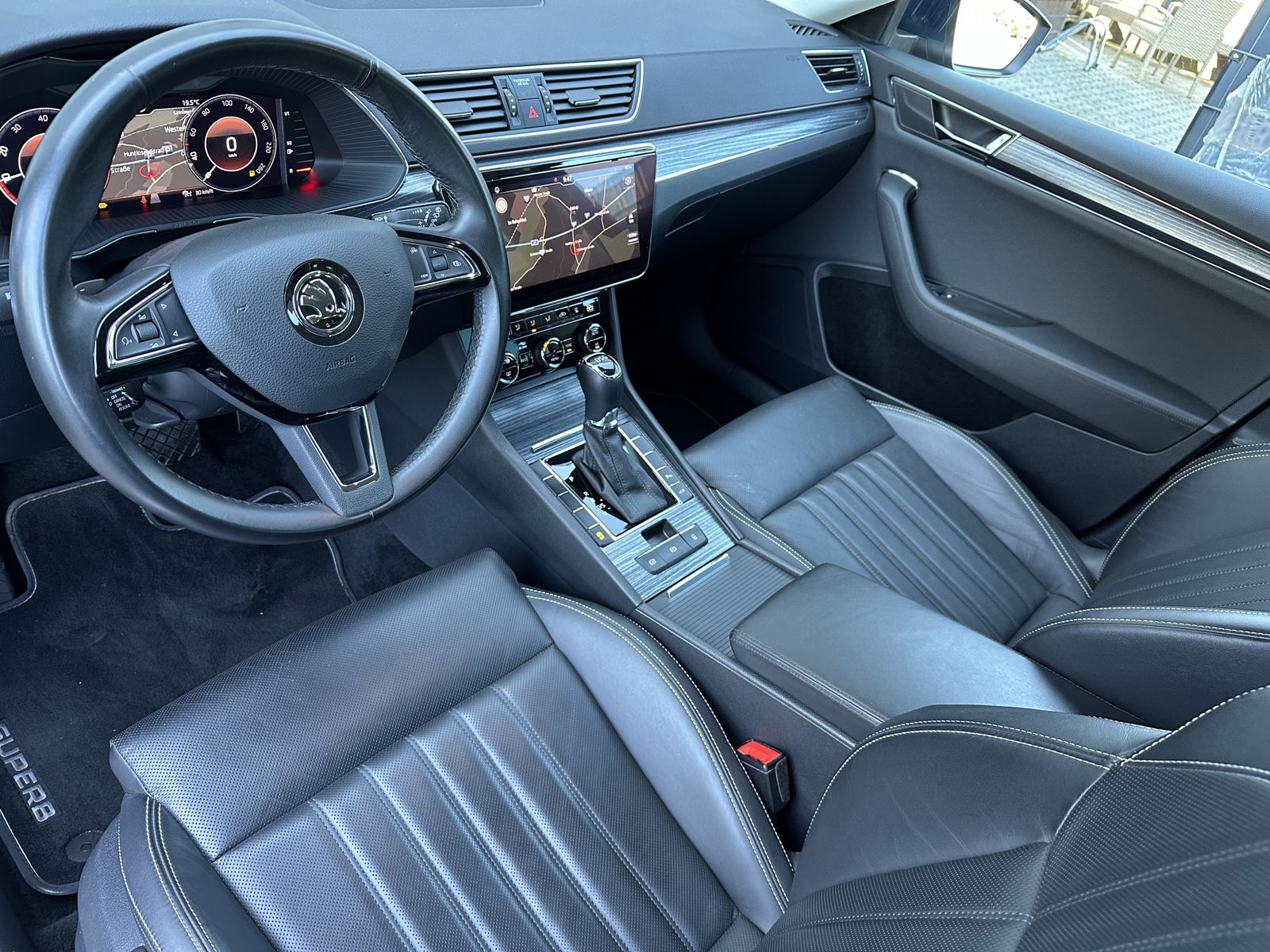 Fahrzeugabbildung SKODA Superb Combi 2.0 TDI Premium Edition NAV+LED+AHK