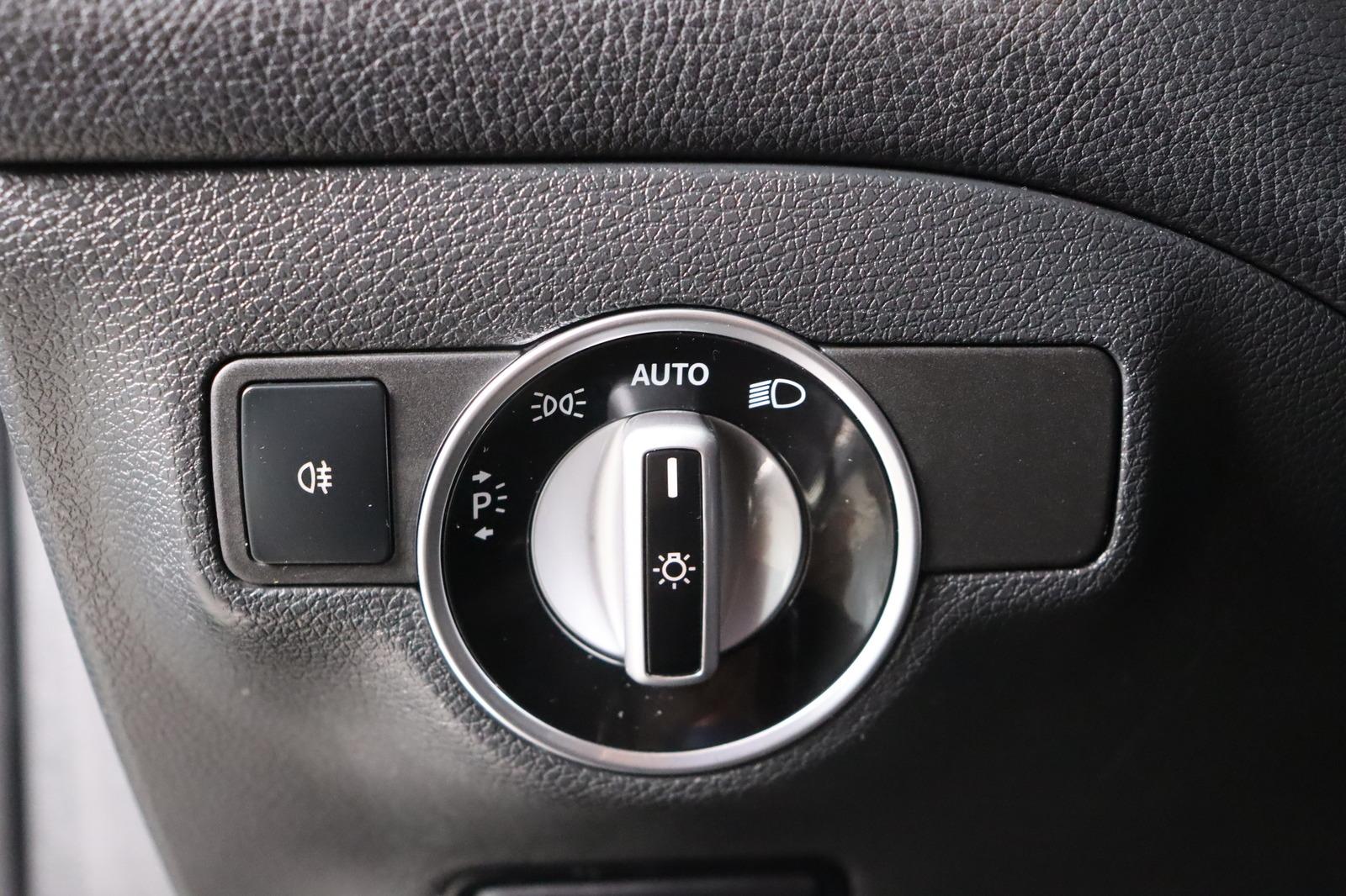 Mercedes-Benz GLA 200 Score * Bi- Xenon * Navi * SHZ *