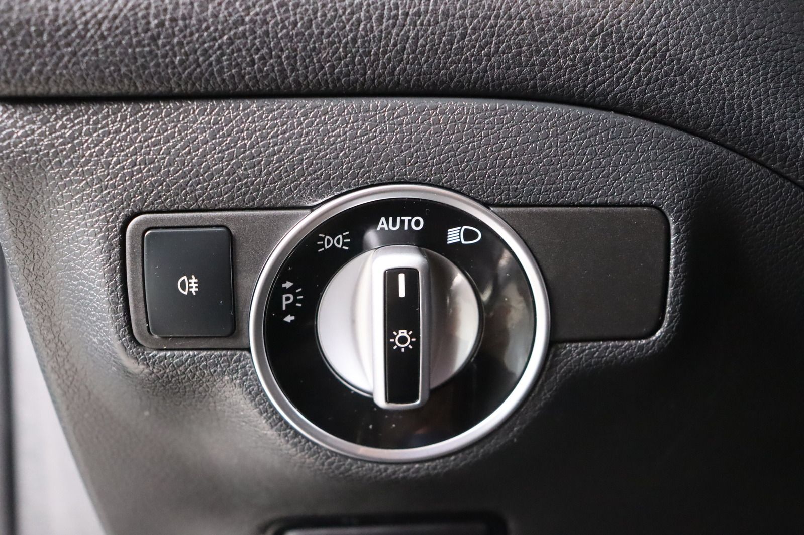 Fahrzeugabbildung Mercedes-Benz GLA 200 Score * Bi- Xenon * Navi * SHZ *