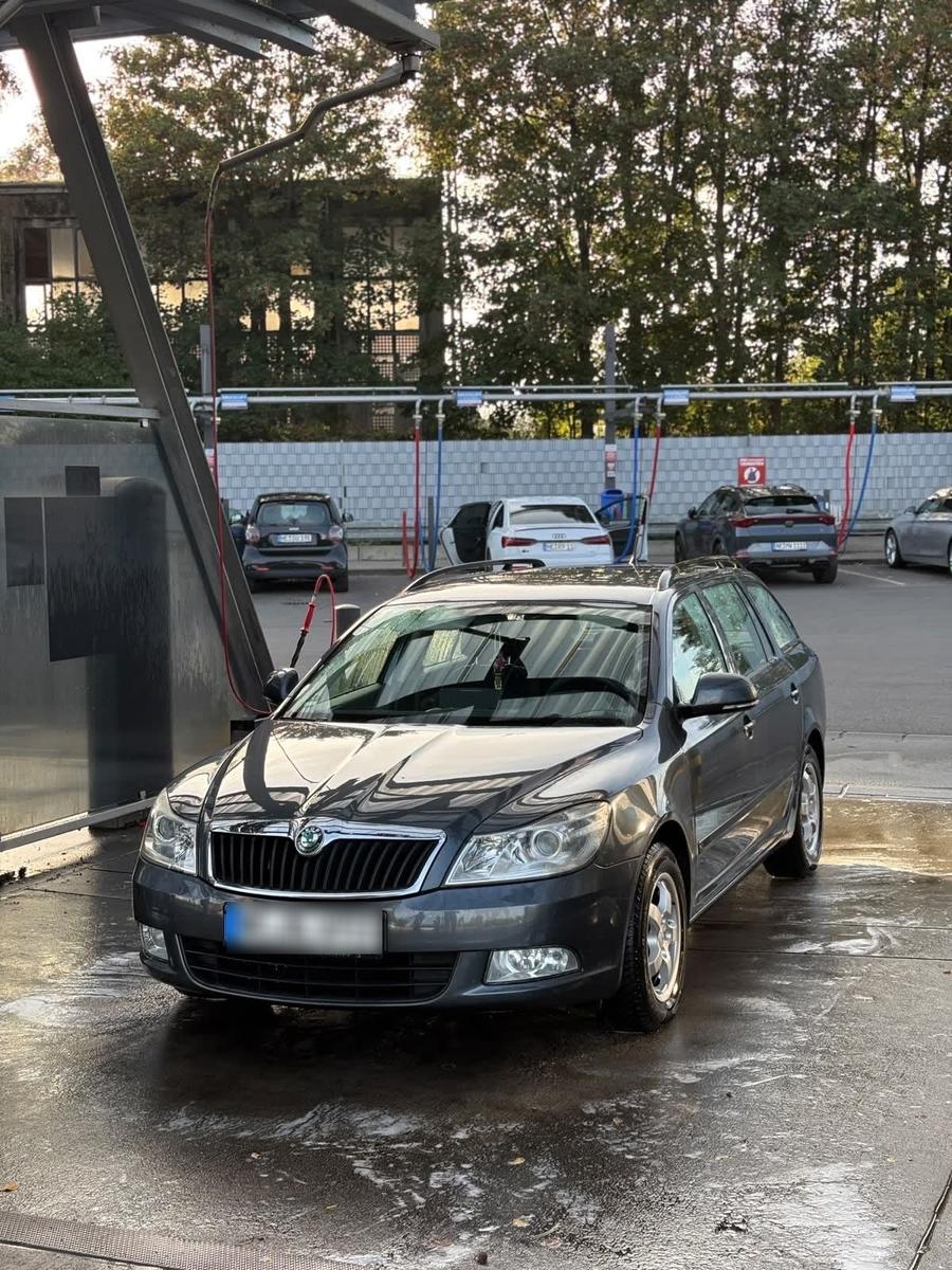 Skoda Octavia 2011 — rear view