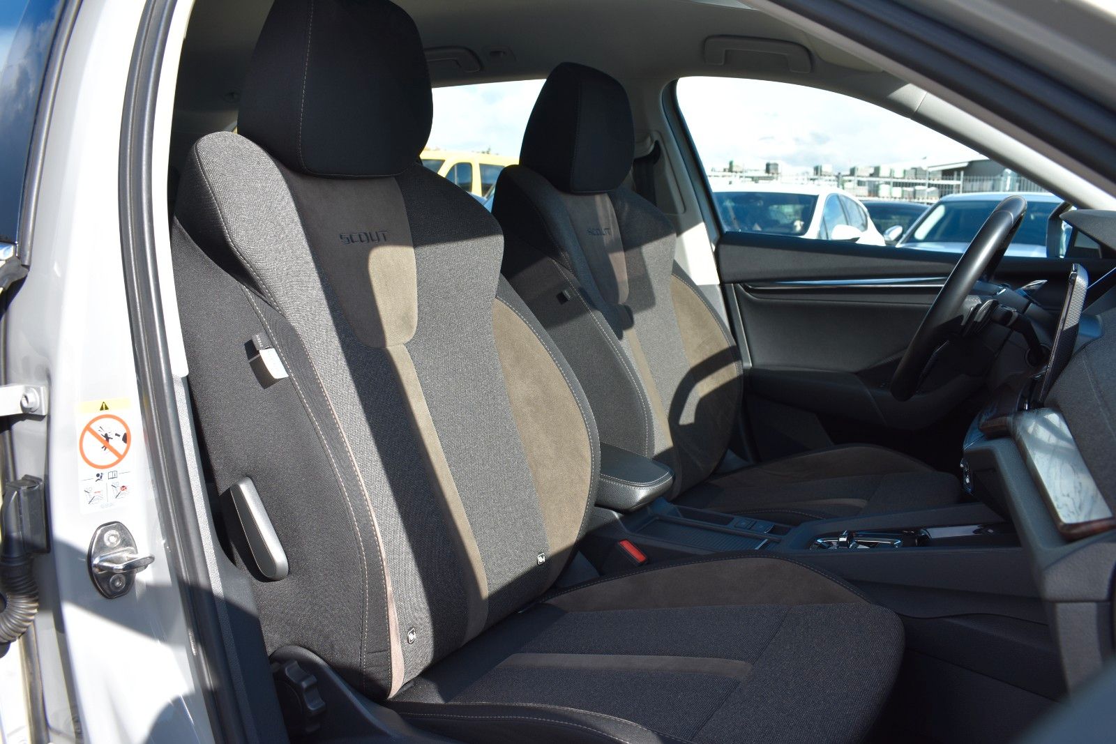 Fahrzeugabbildung SKODA Octavia Combi Scout 4x4/KEYLESS/HUD/AHK/LED