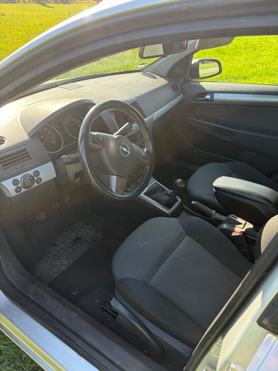 Opel Astra 2006 — вигляд ззаду
