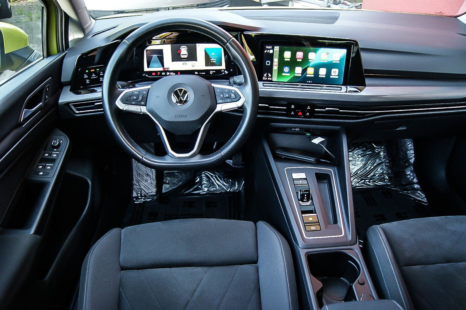 Fahrzeugabbildung Volkswagen Golf VIII 1.5eTSI DSG First Edition MATRIX ANHZV