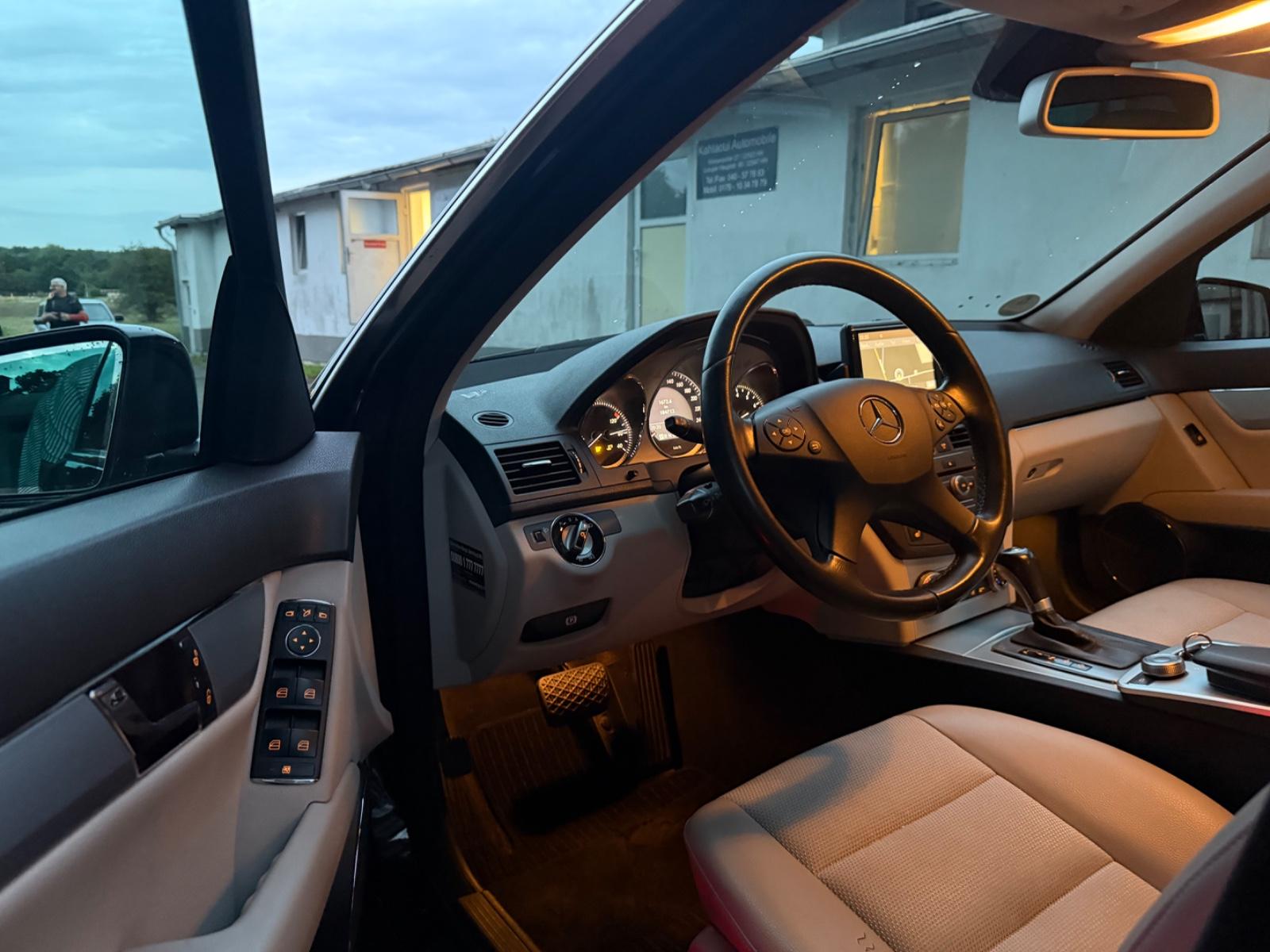 Mercedes-Benz C180 2009 — photo 22