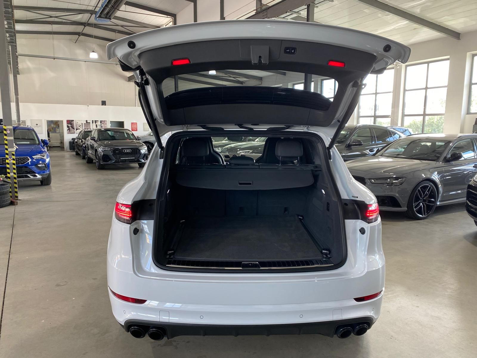 Fahrzeugabbildung Porsche Cayenne Turbo S E Hybrid/Pano/HUD/Matrix/22´/BUR