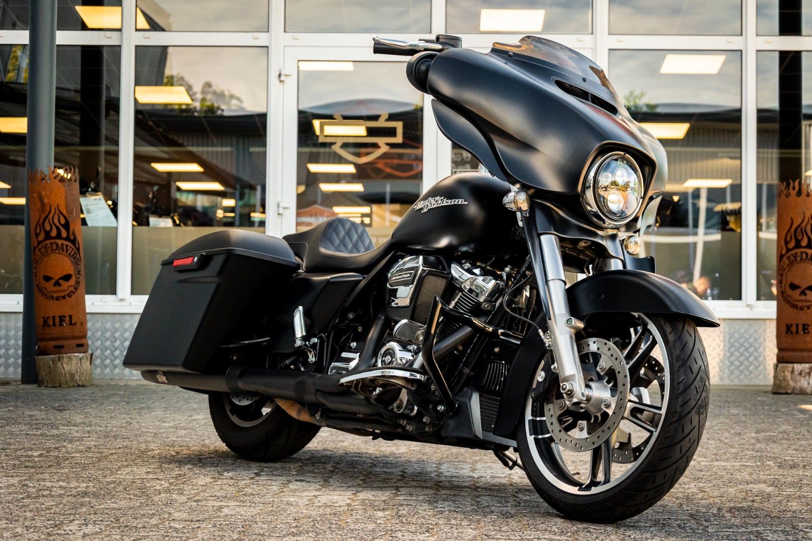 Fahrzeugabbildung Harley-Davidson STREET GLIDE SPECIAL FLHXS -APE - JEKILL&HYDE -
